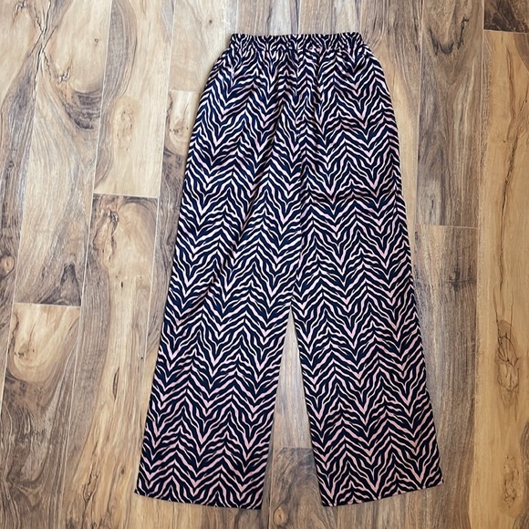 NWOT MISSGUIDED PETITE Silky Animal Print Pant Stripe // Brown + Black // Size 4 - Picture 4 of 6